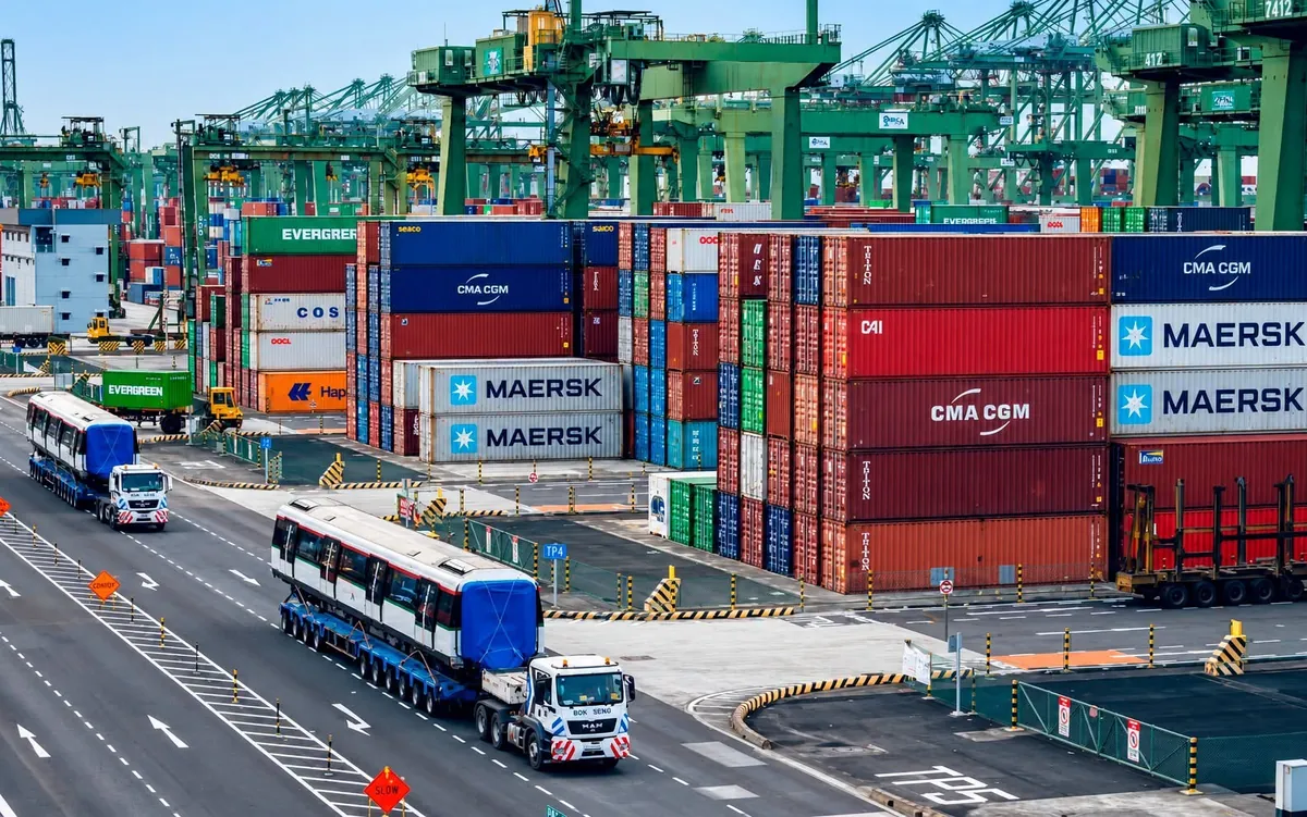 Camiones trasladando contenedores dentro de la terminal